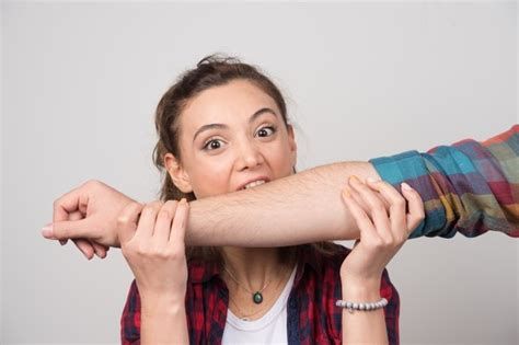 العض في المنام وتفسير الحلم بالعضة بالتفصيل