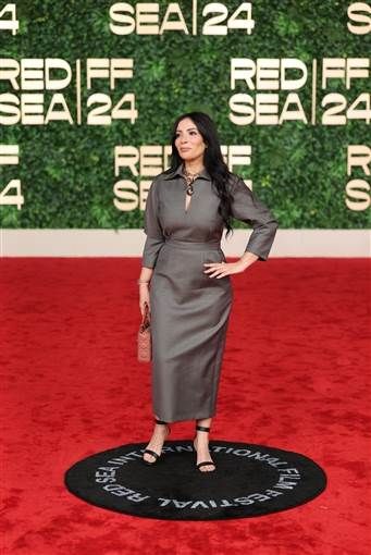 منى زكي بإطلالة بسيطة في ثالث أيام مهرجان البحر الأحمر السينمائي تحرص النجمة منى زكي على حضور فعاليات مهرجان البحر الأحمر السينمائي وتواجدت في ثالث أيام المهرجان بإطلالة بسيط إقرأ المزيد