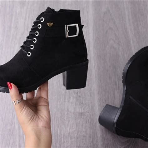 الحذاء الأسود في المنام للعزباء