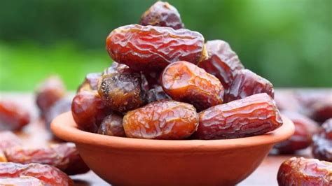 أكل التمر في المنام للعزباء