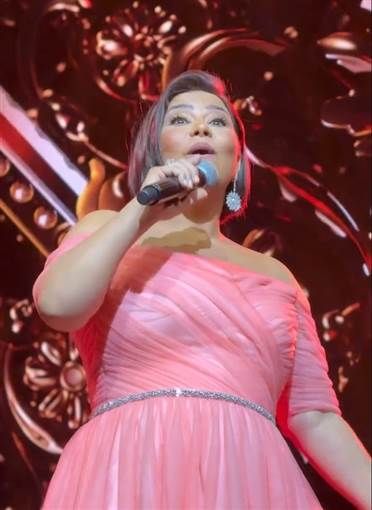 شيرين عبد الوهاب بإطلالة وردية في حفلها بدبي أحيت النجمة شيرين عبد الوهاب مساء الجمعة 12 ديسمبر حفلا غنائيا في دبي وسط حضور كبير من جمهورها.وأشعلت شيرين ع إقرأ المزيد