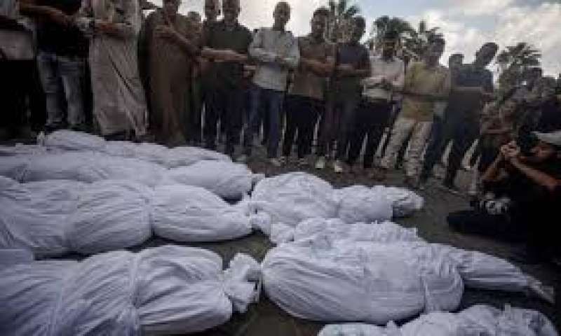 استشهاد 10 فلسطينيين في قصف إسرائيلي على مبنى بلدية دير البلح بوسط...