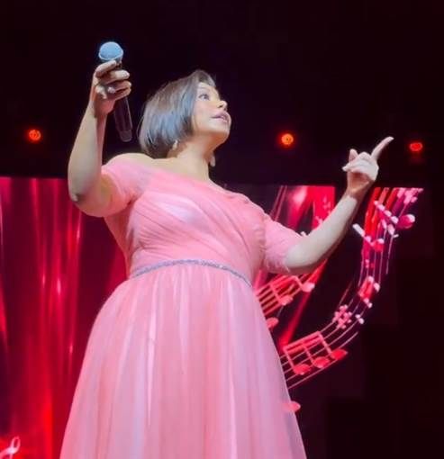 شيرين عبد الوهاب بإطلالة وردية في حفلها بدبي أحيت النجمة شيرين عبد الوهاب مساء الجمعة 12 ديسمبر حفلا غنائيا في دبي وسط حضور كبير من جمهورها.وأشعلت شيرين ع إقرأ المزيد