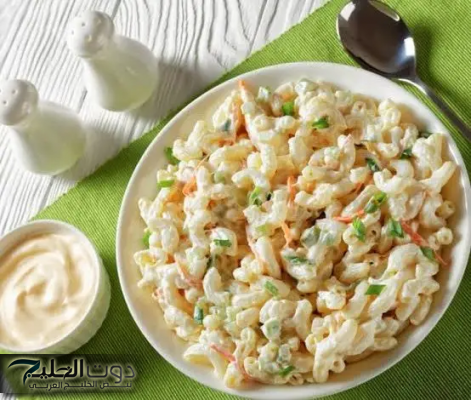 غيري في طريقة غذاء اليوم .. خطوات عمل سلطة المكرونة الباردة في المنزل خطوة بخطوة بأقل المكونات بالمقادير