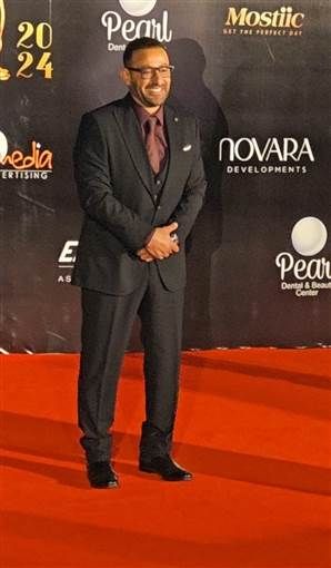 أحمد السقا يفوز بجائزة النجم الذهبي في مهرجان الأفضل ويهديها لوالده