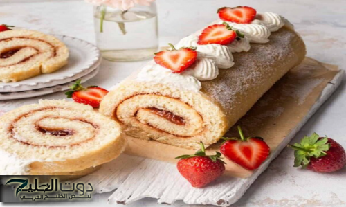 أحلى من الجاهز.. طريقة عمل السويسرول بالفراولة بمكونات منزلية بسيطة