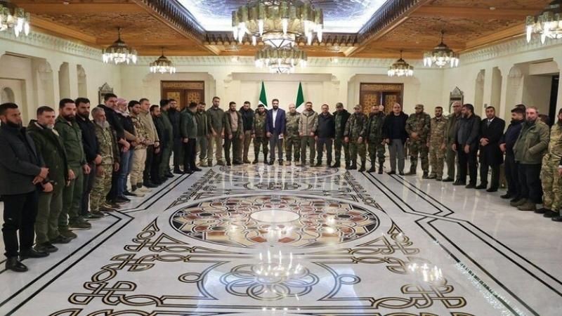 الشرع يمنح ترفيعات في الرتب لعدد من الضباط بينهم وزير الدفاع في...