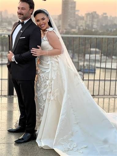  الصور الأولى من حفل زفاف مي فاروق ومحمد العمروسي تحتفل المطربة مي فاروق بحفل زفافها اليوم على خطيبها الفنان محمد العمروسي ليكون أول حفل زفاف فني في 2025.وارت إقرأ المزيد