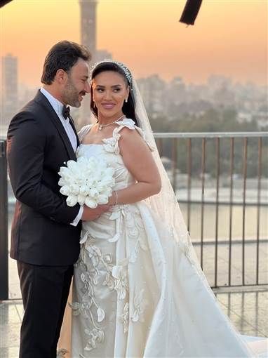  الصور الأولى من حفل زفاف مي فاروق ومحمد العمروسي تحتفل المطربة مي فاروق بحفل زفافها اليوم على خطيبها الفنان محمد العمروسي ليكون أول حفل زفاف فني في 2025.وارت إقرأ المزيد