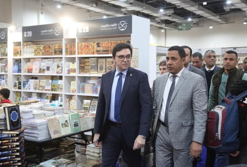 وزير الثقافة يتفقد أروقة معرض القاهرة الدولي للكتاب 56 للاطمئنان على منظومة...