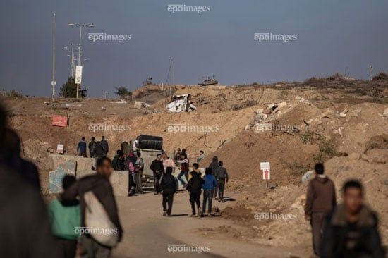 مشاهد لا تُنسى.. فلسطينيون يعودون إلى منازلهم شمال غزة وسط الركام