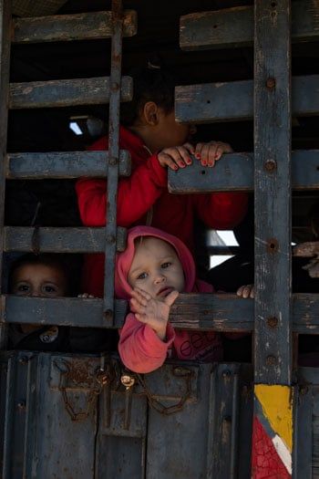 مشاهد لا تُنسى.. فلسطينيون يعودون إلى منازلهم شمال غزة وسط الركام