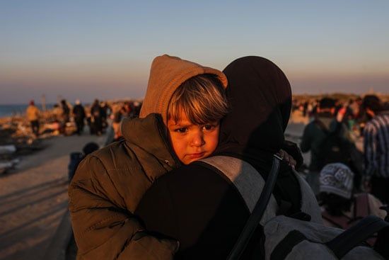 مشاهد لا تُنسى.. فلسطينيون يعودون إلى منازلهم شمال غزة وسط الركام