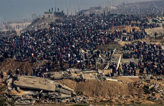 مشاهد لا تُنسى.. فلسطينيون يعودون إلى منازلهم شمال غزة وسط الركام