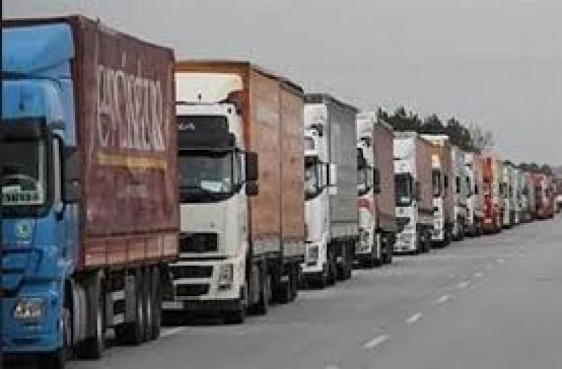 تمهيدا لدخولها قطاع غزة.. دخول 300 شاحنة مساعدات إلى معبرى العوجة وكرم...