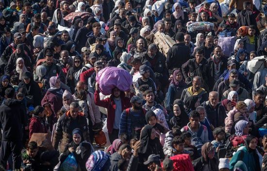 مشاهد لا تُنسى.. فلسطينيون يعودون إلى منازلهم شمال غزة وسط الركام