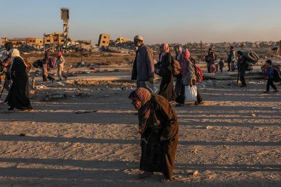 مشاهد لا تُنسى.. فلسطينيون يعودون إلى منازلهم شمال غزة وسط الركام