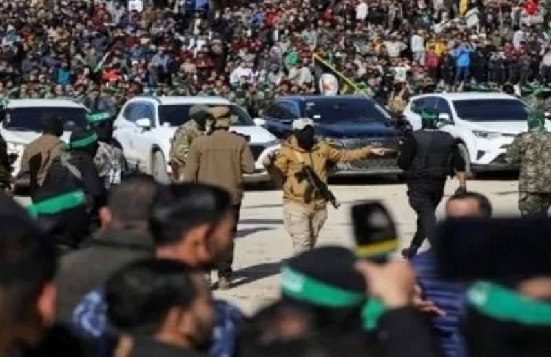 الصليب الأحمر يتسلم المحتجزة الإسرائيلية آجام بيرجر في بيت لاهيا شمالي قطاع...