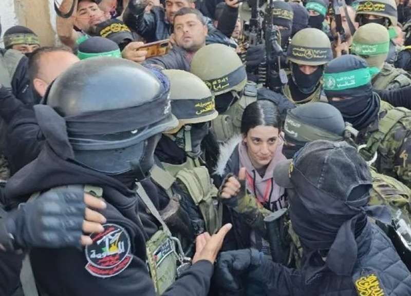 الصليب الأحمر يصل إلى خان يونس لتسلم المحتجزين الإسرائيليين أربيل يهود وجادي...