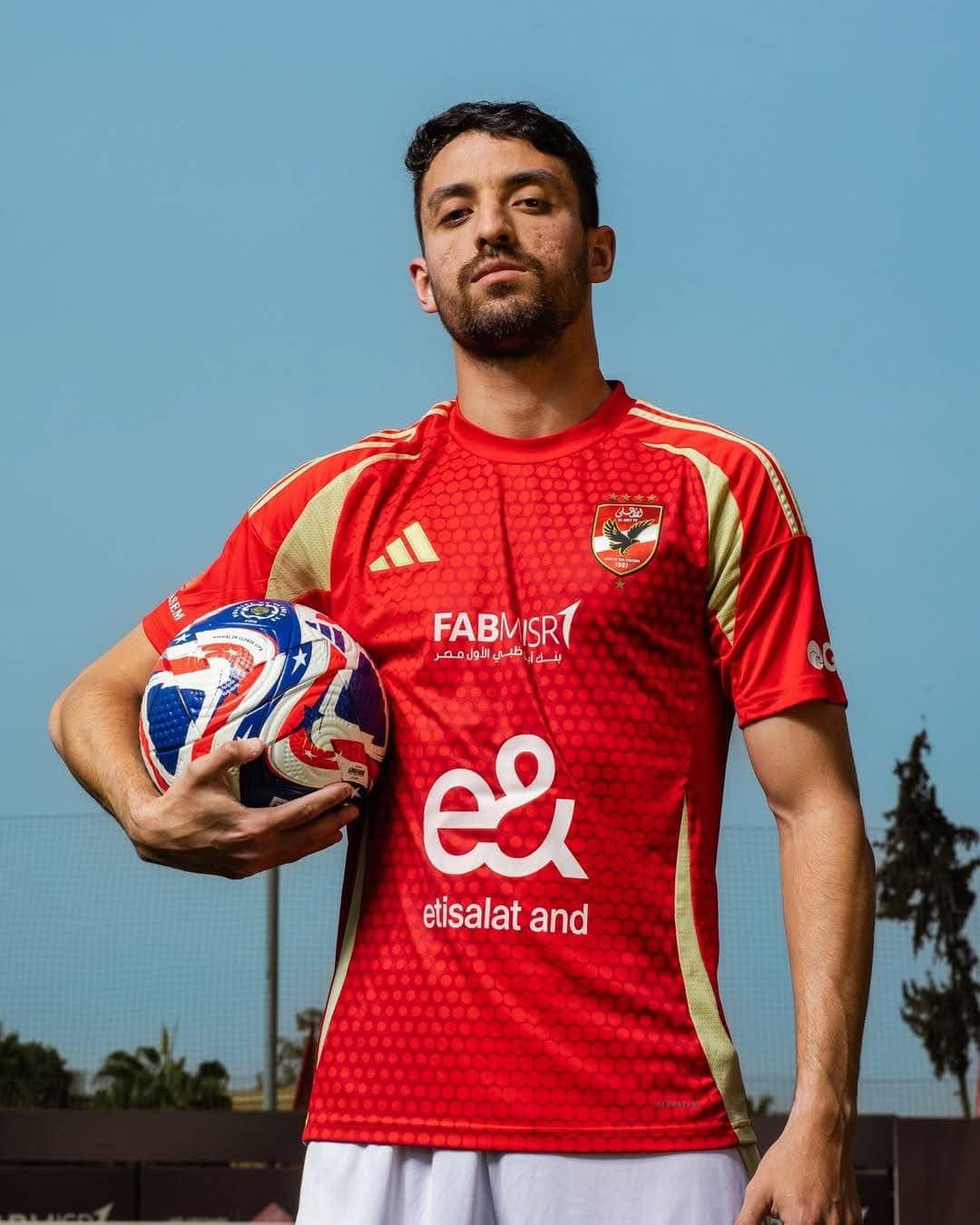 لأعبو الأهلي في جلسة تصوير فريده مع "كرة" كأس العالم للأندية بالتتش.. صور