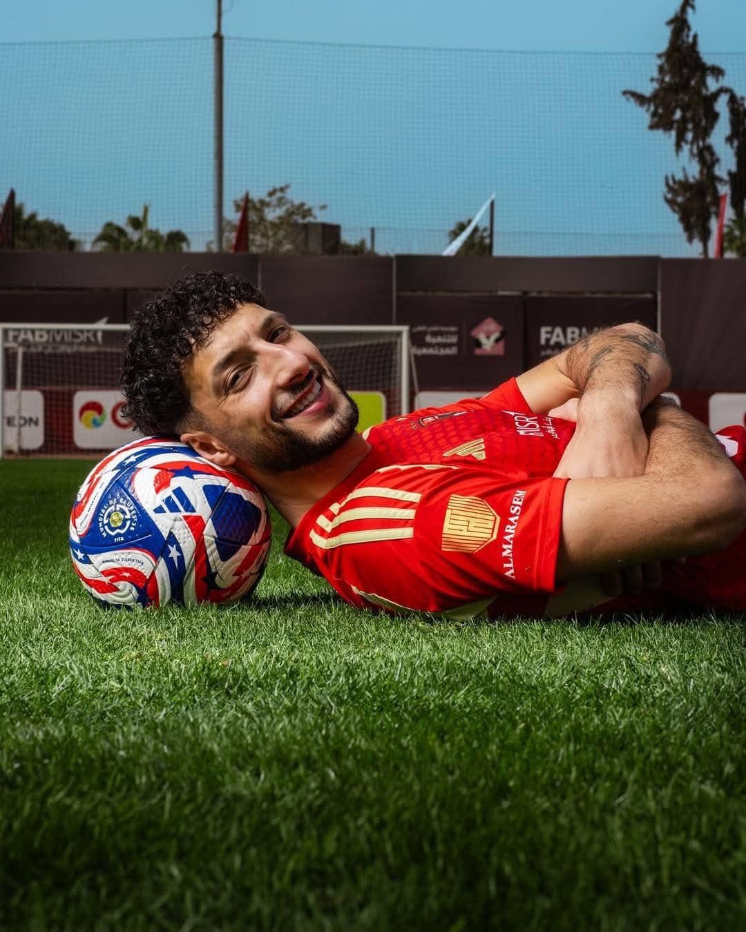 لأعبو الأهلي في جلسة تصوير فريده مع "كرة" كأس العالم للأندية بالتتش.. صور