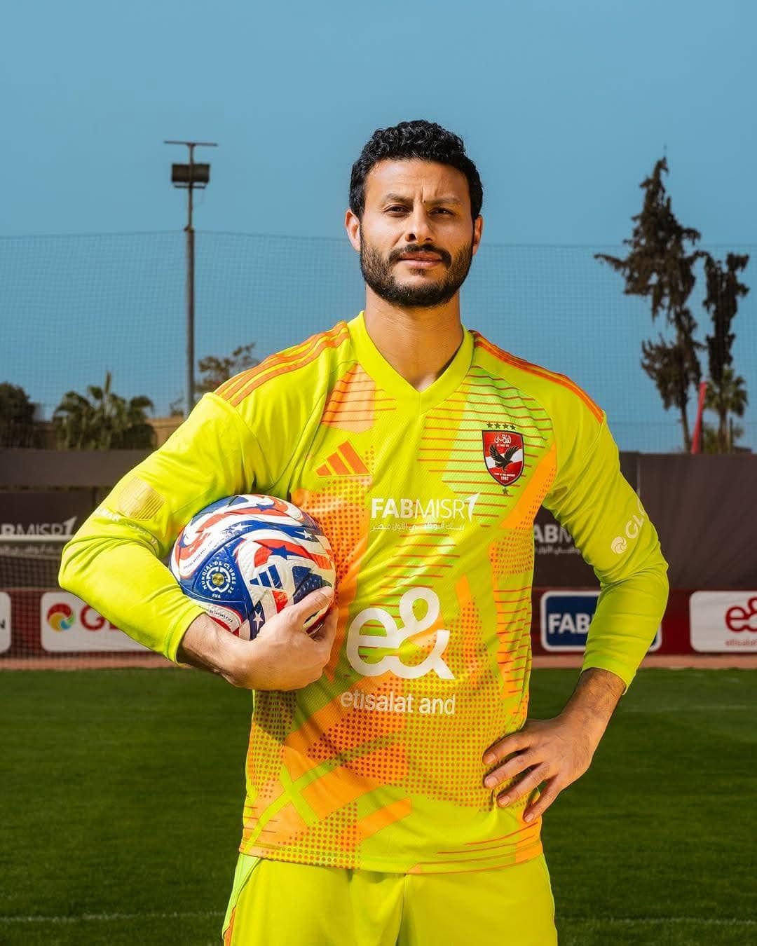 لأعبو الأهلي في جلسة تصوير فريده مع "كرة" كأس العالم للأندية بالتتش.. صور