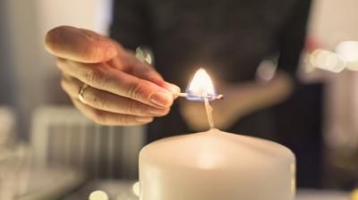 دخان الشموع... هكذا يؤثّر على دماغك!