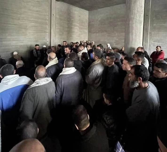 عبد العزيز مخيون يغلق قضية نجله بدفع دية الشاب المتوفي دفع الفنان عبد العزيز مخيون دية شاب دهسه نجله فى حادث بالبحيرة.وعقدت جلسة صلح بين عائلتي مخيون ويعقوب وقدمت دي إقرأ المزيد