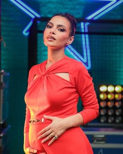 كارمن سليمان بفستان أحمر يبرز حملها في أحدث جلسة تصوير شاركت المطربة كارمن سليمان جمهورها عبر صفحتها الرسمية في موقع التواصل الاجتماعي إنستجرام أحدث جلسة تصوير لها إقرأ المزيد