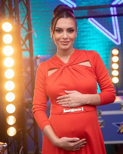 كارمن سليمان بفستان أحمر يبرز حملها في أحدث جلسة تصوير شاركت المطربة كارمن سليمان جمهورها عبر صفحتها الرسمية في موقع التواصل الاجتماعي إنستجرام أحدث جلسة تصوير لها إقرأ المزيد