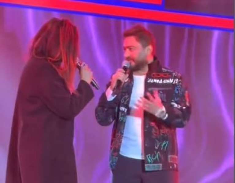 تامر حسني يتعرض لموقف مفاجئ من معجبة على المسرح