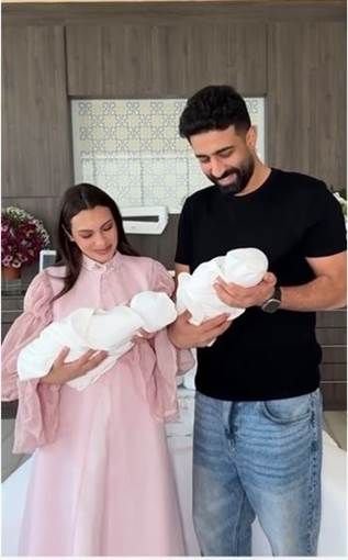 كارمن سليمان تفاجئ جمهورها بإنجابها توأم فاجأت الفنانة كارمن سليمان جمهورها وكشفت أنها رزقت بتوأم بنات.كانت كارمن سليمان أعلنت أنها أنجبت دون الكشف عن إقرأ المزيد