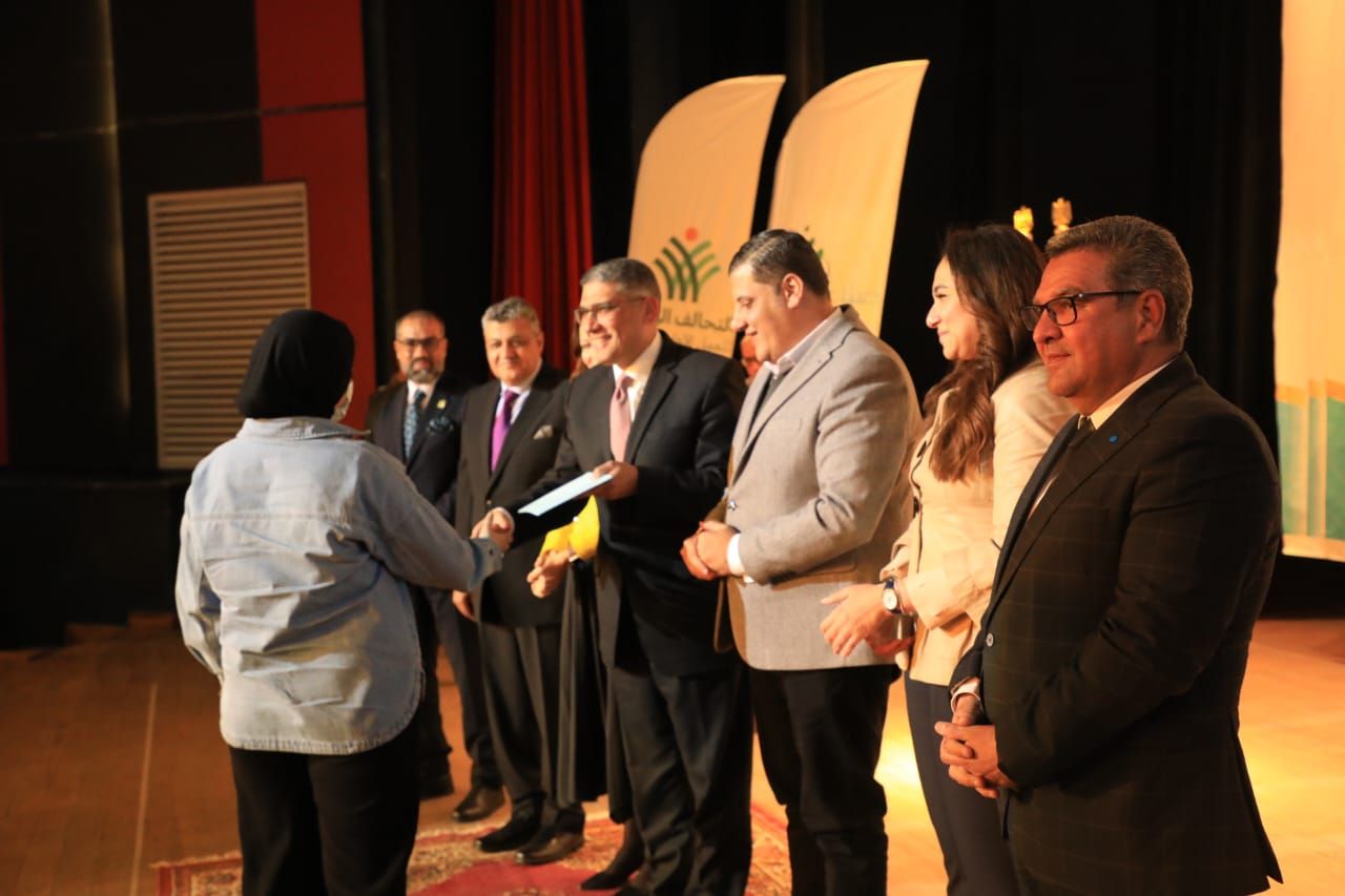 محافظ الجيزة يسلم منح مالية لــ 66 فتاة من اليتيمات المقبلات على الزواج (صور)