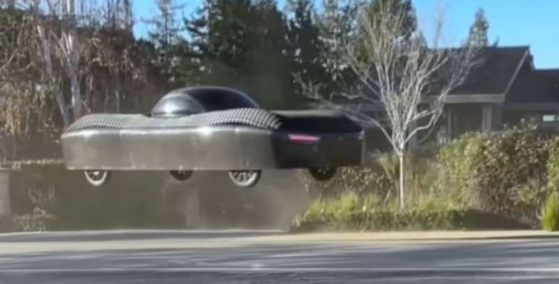 سيارة طائرة تحلّق فوق المركبات في أول اختبار ناجح .. فيديو