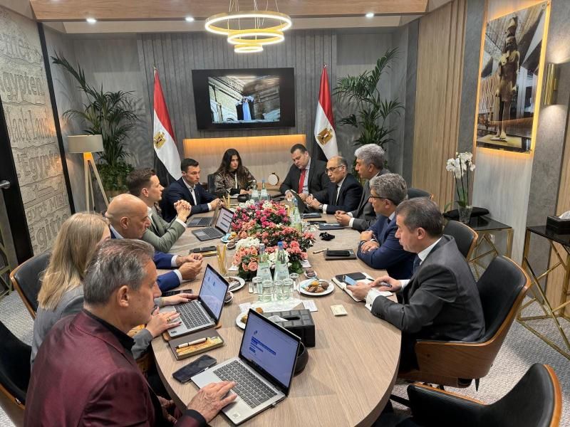 وزير السياحة والآثار يعقد عدد من اللقاءات المهنية مع مجموعة من كبار...