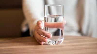 أضرار الإكثار من شرب الماء قبل النوم