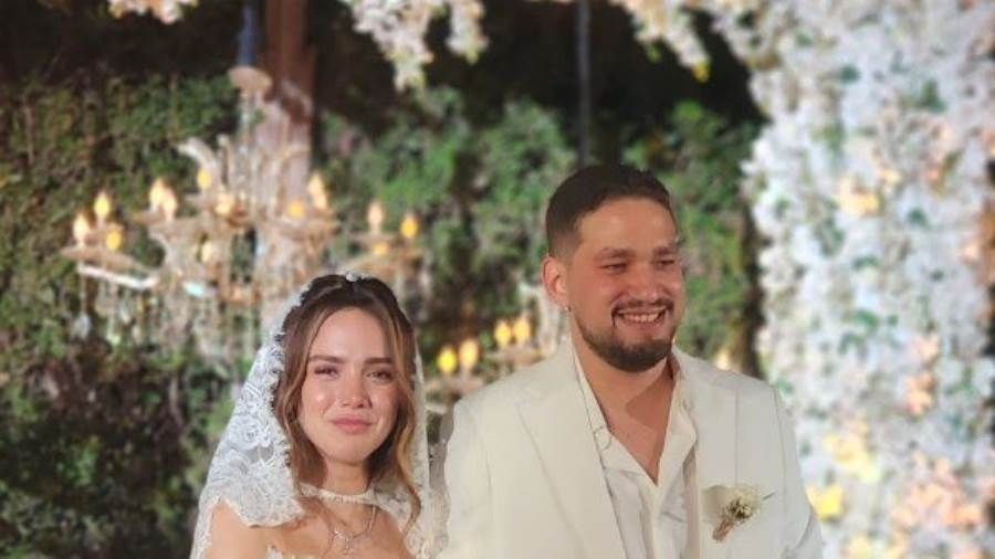 رنا رئيس تعود لخطيبها السابق وتحتفل بعقد قرانها في خطوة غير متوقعة فاجأت النجمة رنا رئيس جمهورها ومحبيها بعودتها لخطيبها السابق وصديق طفولتها يسري علي واحتف إقرأ المزيد