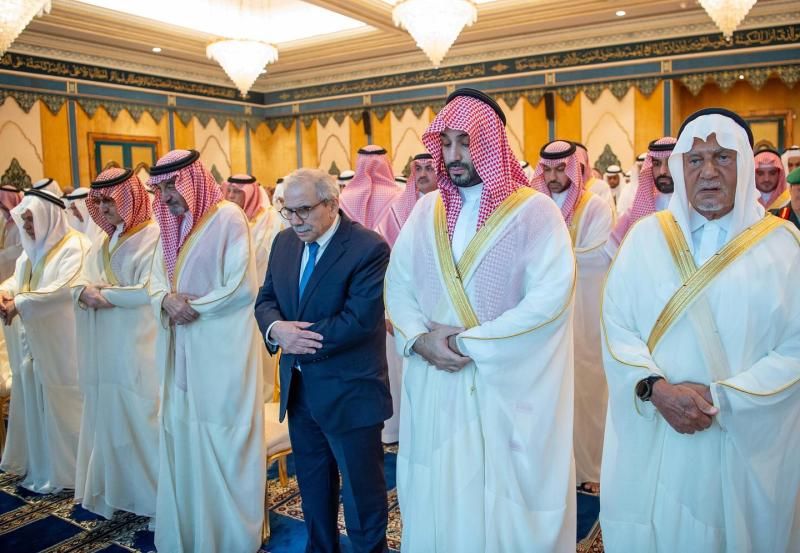 ولى العهد السعودى يؤدى صلاة عيد الفطر مع جموع المصلين فى المسجد...