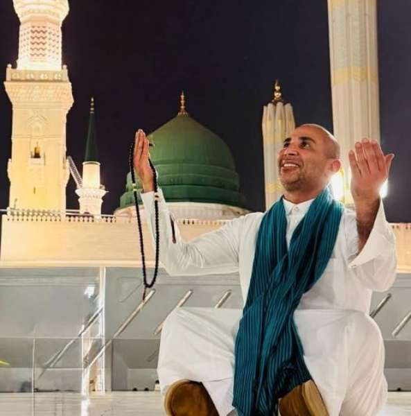 شاهد.. أحمد سعد في رحاب الحرم المكي: الحمد لله حتى يبلغ الحمد...