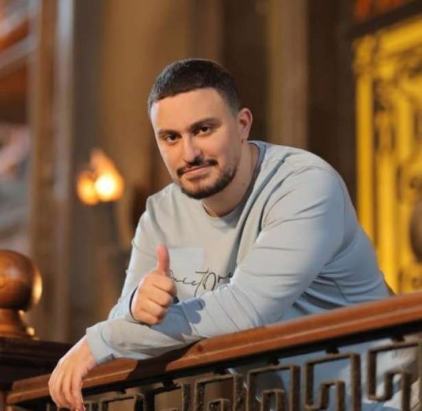 ياسين السقا يرد على منتقديه: هتشوفوا اللي خلف مماتش