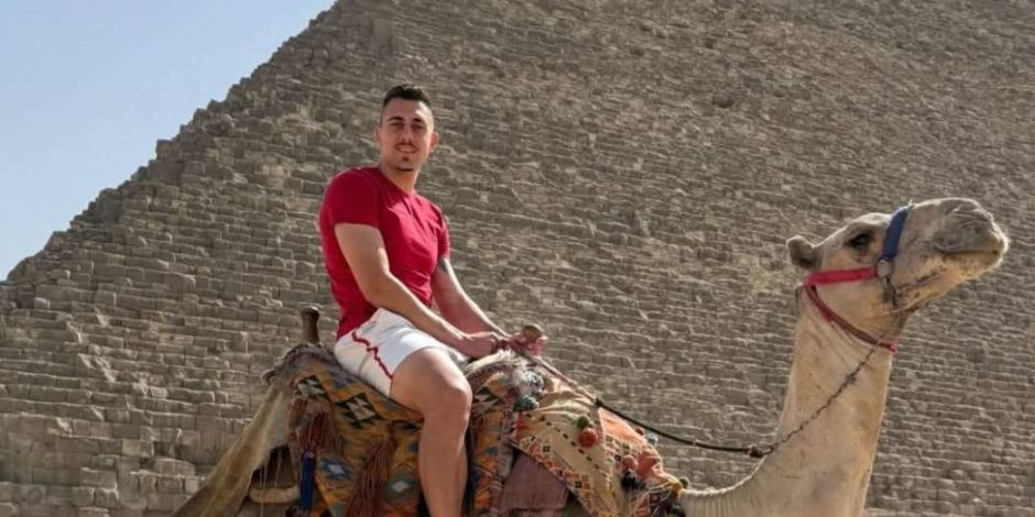 جراديشار على جمل فى جولة بالأهرامات قبل مواجهة الهلال السودانى