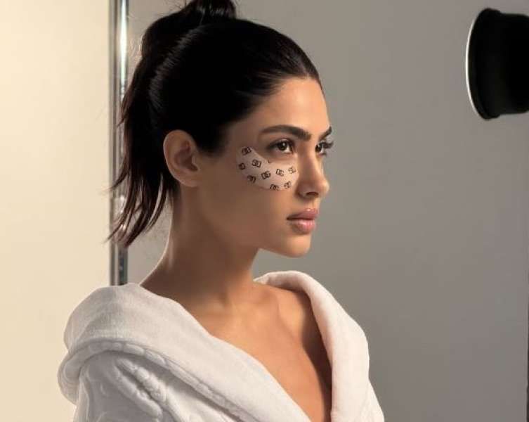 هدي المفتي تثير الجدل بإطلالة غريبة