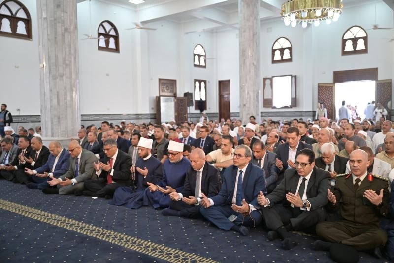 رئيس جامعة القاهرة يشارك في احتفالات محافظة الجيزة بعيدها القومي ويؤدي...