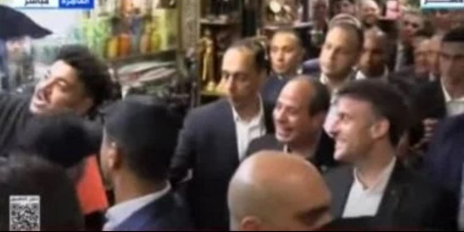سيلفى يجمع الرئيس السيسى وماكرون وبائع مصرى.. والبائع: شكرا يا ريس