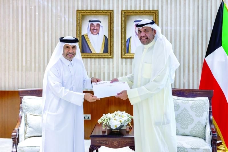 وزير الخارجية الكويتى يتسلم رسالتين من نظيريه القطري والنيبالي