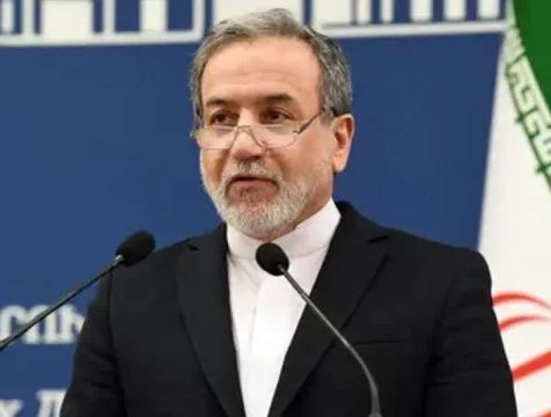 وزير الخارجية الإيراني يصل إلى مسقط