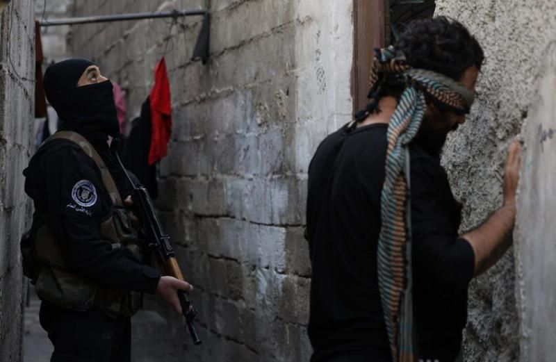 مظاهرة نسائية تقطع طريقا في دمشق للمطالبة بإطلاق سراح موقوفين بعد عملية...