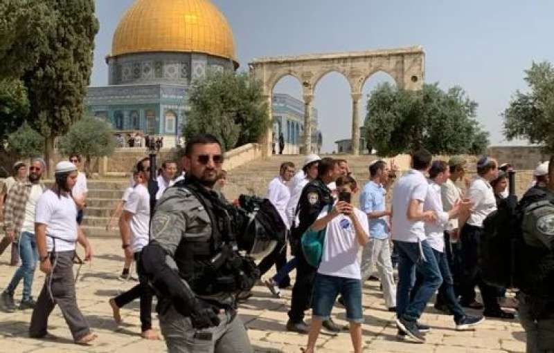 مستوطنون يقتحمون باحات المسجد الأقصى في ثاني أيام عيد الفصح