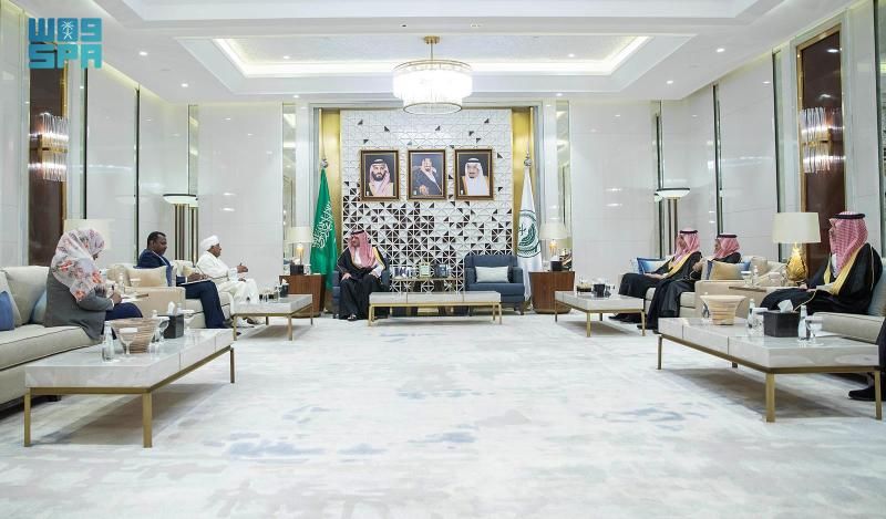 وزير الداخلية يستقبل السفير السوداني لبحث سبل التعاون الأمني