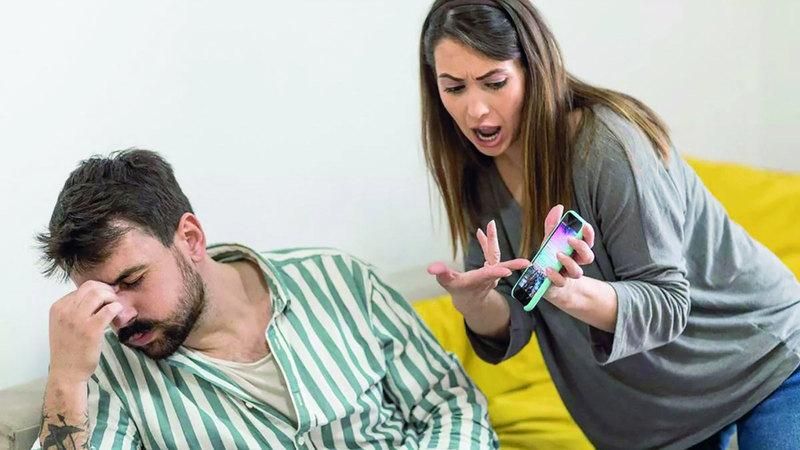 تفتيش هاتف الزوج دون إذنه: هل هو خيانة للثقة أم مخالفة قانونية؟.....